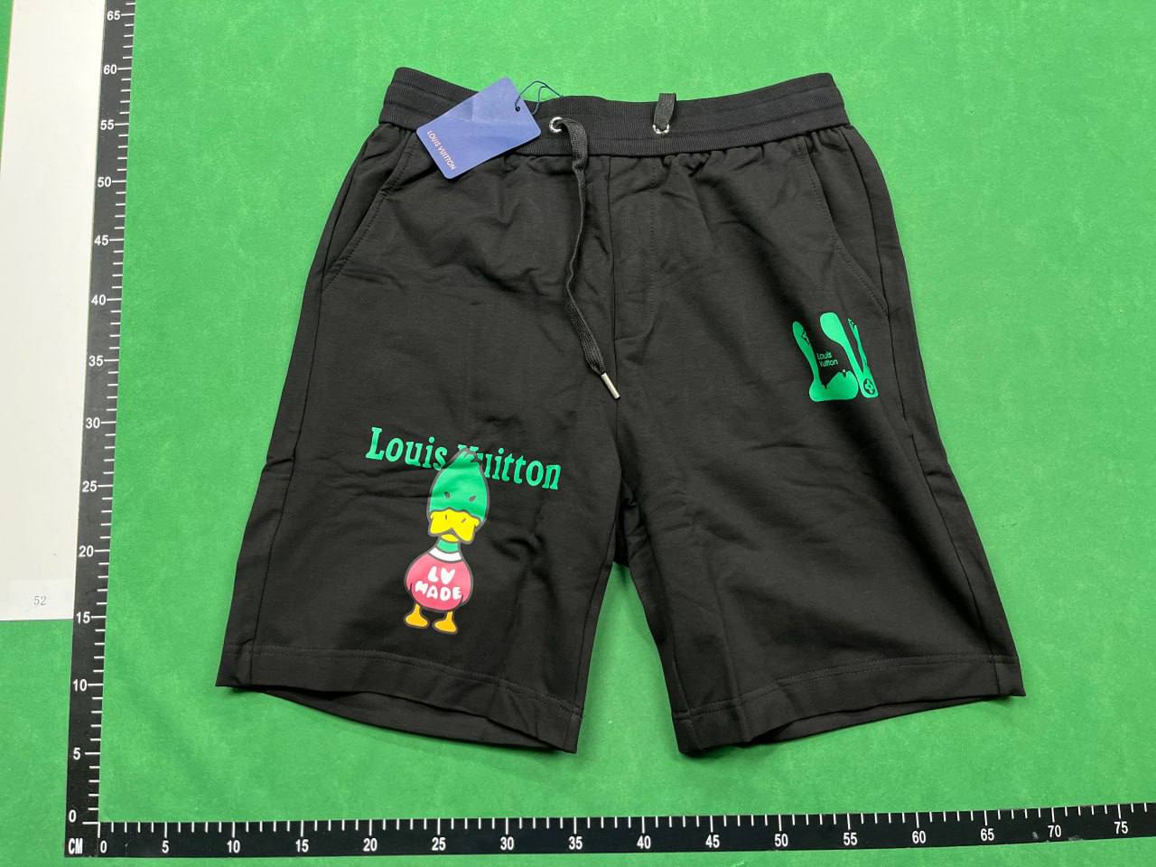 Louis Vuitton shorts (40 CP)