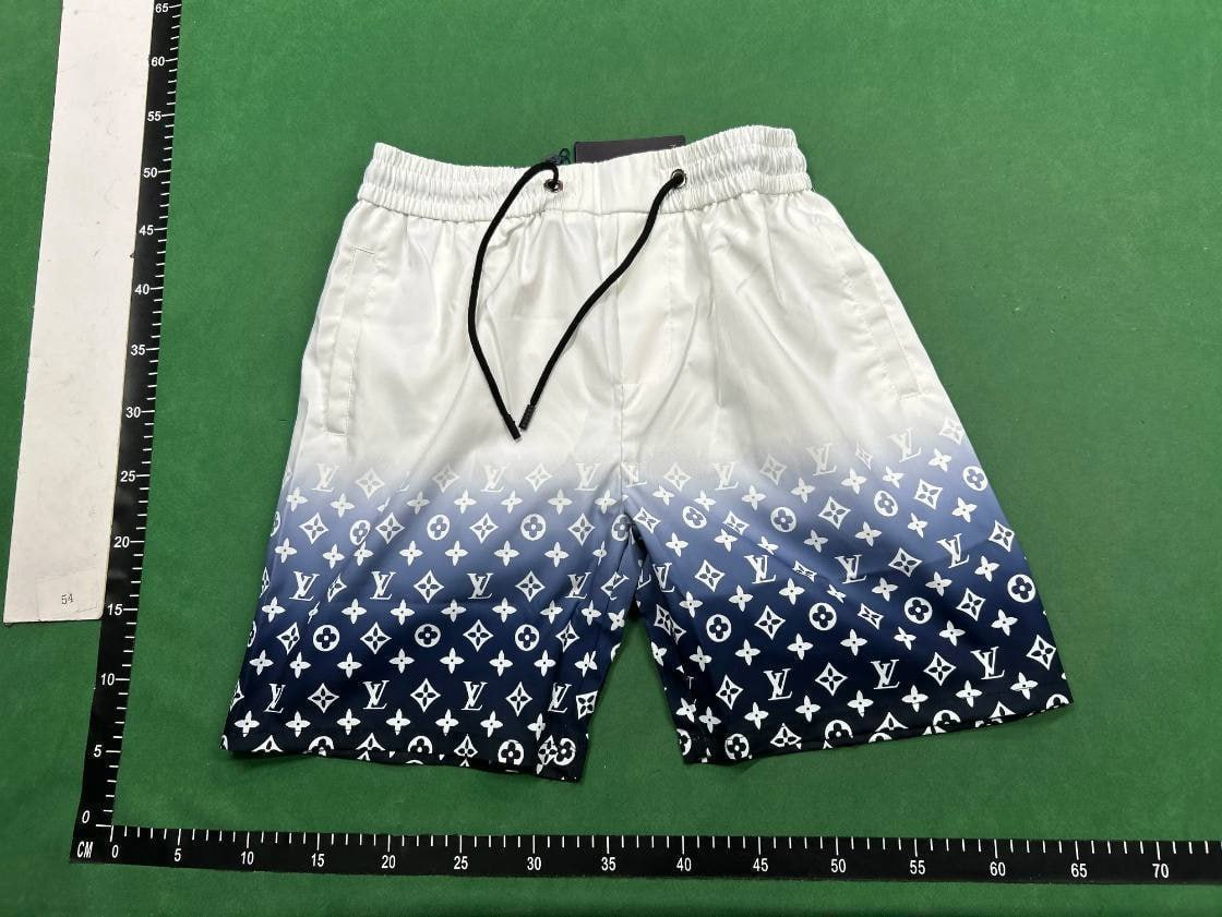 Louis Vuitton shorts (40 CP)