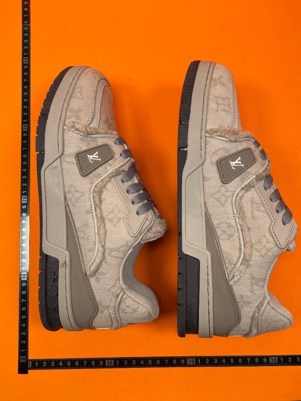 Louis Vuitton B22 Sneakers