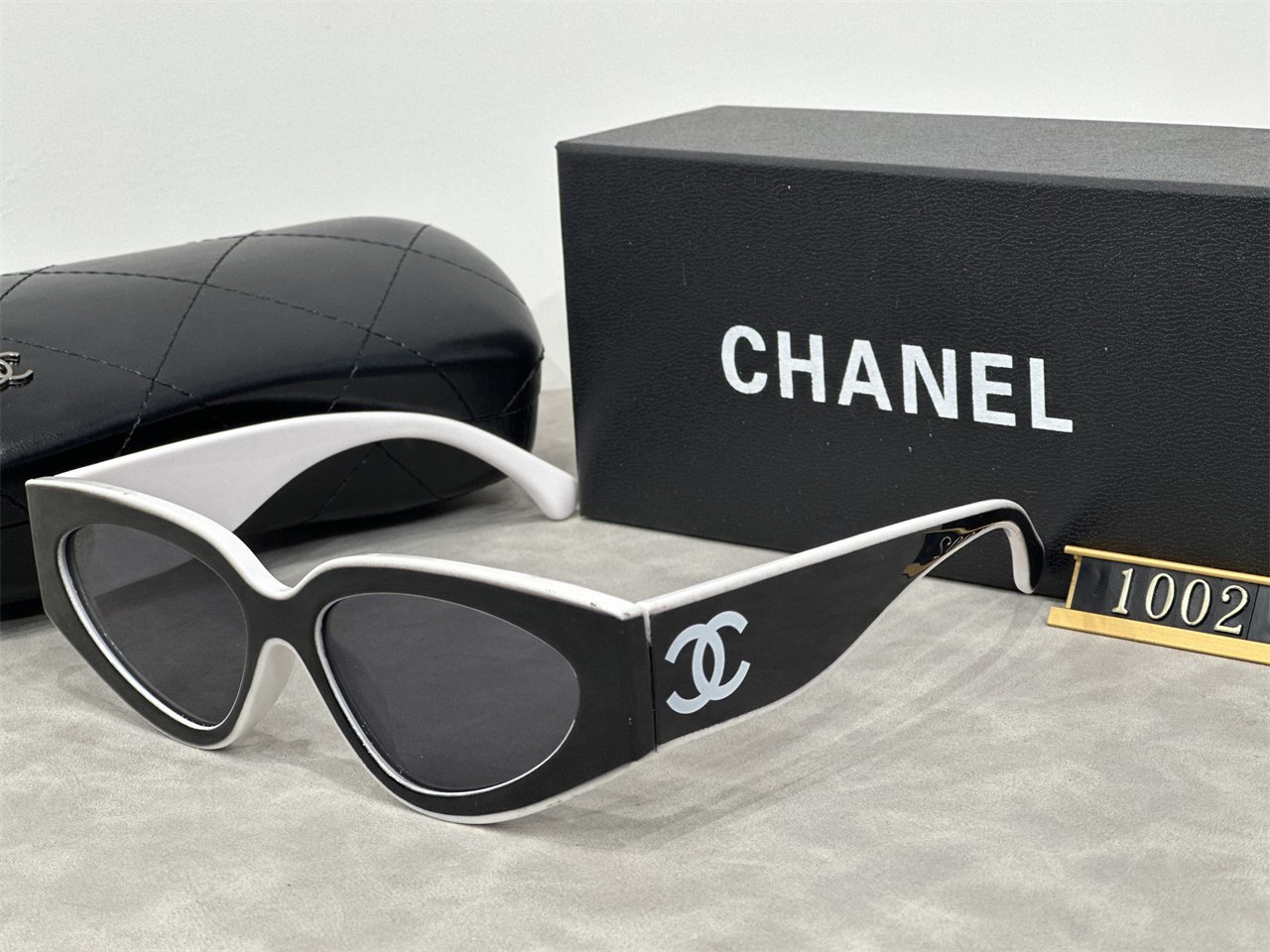 Chanel CC Logo Sunglasses [19 styles]